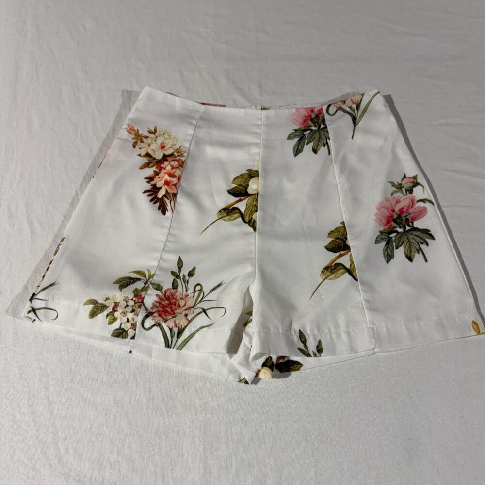 SundayUp White Botanical Floral High Waisted Pleated Shorts Size L Cottage